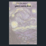 Papeterie Vincent van Gogh - Nuit étoilée<br><div class="desc">Starry Night (1889) de Vincent van Gogh est un post impressionnisme vintage de peinture de paysage d'art. Vue sur une ville dans une vallée la nuit avec les nuages tourbillonnants, les étoiles brillant et une belle lune jaune dorée croissant. Il a été peint pendant la journée de mémoire et est...</div>