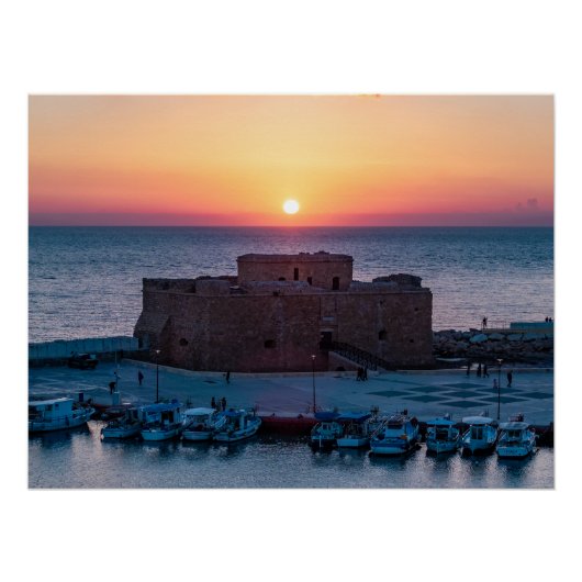 Paphos Castle bij zonsondergang, drone uitzicht Perfect Poster (Voorkant)