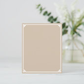 Papier à bordure grecque beige et blanc (Debout devant)
