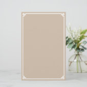 Papier à bordure grecque beige et blanc (Debout devant)