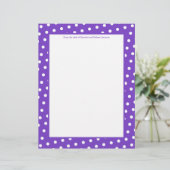 Papier à lettres à points violets et blancs avec s (Debout devant)