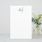 Papier à monogramme élégant moderne blanc bleu scr (Debout devant)