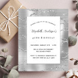 Papier Anniversaire argent blanc élégant budget invitatio<br><div class="desc">Un motif argenté moderne comme arrière - plan,  cadre blanc. Personnalisez et ajoutez votre nom et les détails de votre fête.</div>