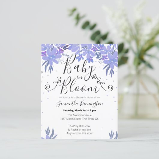 Papier Aquarelle Floral Fancy Script bébé en bleu fleur (Debout devant)
