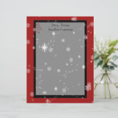 Papier Arbre de Noël et flocons de neige sur rouge et noi (Debout devant)