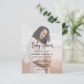 Papier Baby shower photo moderne Budget Invitation (Debout devant)
