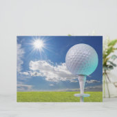 Papier balle de golf sur tee avec herbe (Debout devant)