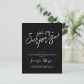 Papier Blanc noir moderne Surprise Sweet 16 Invitations (Debout devant)