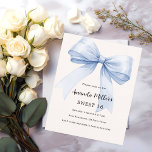Papier Blue bow crème beige élégant Sweet 16 invitation<br><div class="desc">Arrière - plan beige clair,  crème,  décoré d'un grand arc bleu clair. Personnalisez et ajoutez un nom et des détails du parti. 1 feuille = 1 invite imprimé bord à bord.</div>