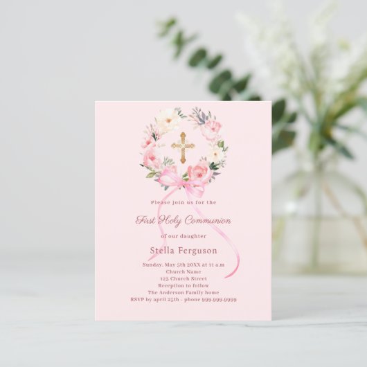 Papier Blush pink florals bow First Communion invitation (Debout devant)