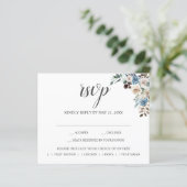 Papier Boho Dusty Blue Beige Fleurs Script Mariage RSVP (Debout devant)