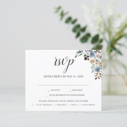 Papier Boho Dusty Blue Beige Fleurs Script Mariage RSVP (Debout devant)