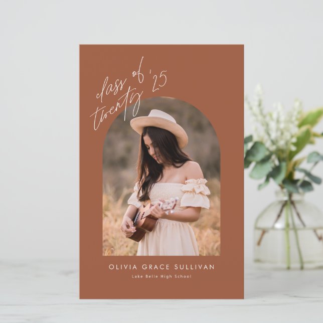 Papier Boho Terracotta Arch Photo Graduation Invitation (Debout devant)