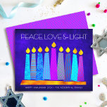 Papier Bougies de Hanukkah pas chères Paix Amour Lumière<br><div class="desc">« Paix, amour et lumière. » Une illustration ludique, moderne et artistique de bougies à motifs bohèmes dans une menorah vous aide à accueillir la fête de Hanukkah. Des bougies bleues assorties avec des motifs de faux papier d'aluminium colorés se superposent sur un fond texturé bleu profond. Un motif de...</div>