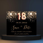 Papier Budget 18e anniversaire parties scintillant noire<br><div class="desc">Une fille et tendance Enregistrer la date pour une fête de 18e anniversaire. Un arrière - plan noir décoré de parties scintillant en faux or. Modèles pour une date, un nom et un texte. Lettres de couleur dorée. Le texte : Save the Date est écrit avec un grand script de...</div>