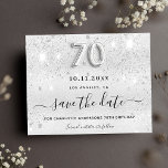 Papier Budget 70e anniversaire argent parties scintillant<br><div class="desc">Une élégante carte Save the Date pour une fête de 70e anniversaire. Un arrière - plan métallique faux argent moderne décoré avec de la poussière de parties scintillant. Personnalisez et ajoutez une date et un nom/âge. Lettres de couleur grise. Le texte : Save the Date est écrit avec un grand...</div>