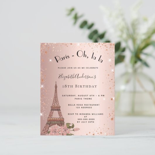 Papier Budget anniversaire Paris rose or Eiffel invitatio (Debout devant)