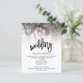 Papier Budget Artsy Script Photo QR Code Mariage Invitati (Debout devant)