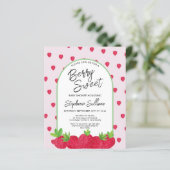 Papier Budget Berry Sweet Strawberry Baby shower Invitati (Debout devant)