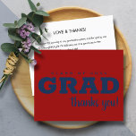 Papier Budget Blue sur Dark Red Grad Merci Note<br><div class="desc">Une note de remerciement plate avec les mots "Classe de 20XX GRAD merci" en gras en lettres bleues sur un arrière - plan rouge foncé a de la place pour un message imprimé sur le dos ou laisser vide pour écrire à la main. **ENVELOPES sont vendus séparément. CORRESPONDRE des articles...</div>