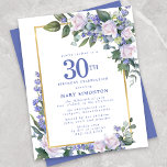 Papier Budget Blue White Floral 30e anniversaire Invitati<br><div class="desc">De jolies roses blanches et des fleurs bleues sont nichées dans des feuilles vert foncé sur un cadre doré.</div>