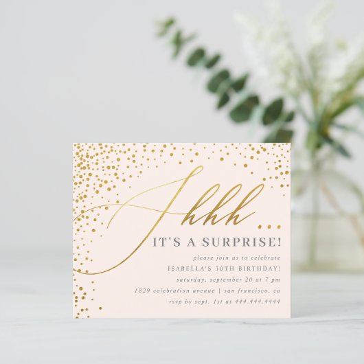 Papier Budget Blush & Gold Confetti Script Surprise Party (Debout devant)