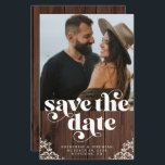 Papier BUDGET Bois Rustique Dentelle Photo Enregistrez la<br><div class="desc">Cartes de Faire-Part de Mariage en typographie de bois rustique et dentelle dans une police moderne et tendance qui évoque une sensation de luxe boho. Faites de vos prochaines noces la fête la plus commentée avec nos Cartes de Faire-Part de Mariage. Éblouissez vos invités avec l'attrait de nos cartes uniques,...</div>