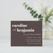 Papier Budget Bold Warm Brown Chic Modern Wedding Invite (Debout devant)