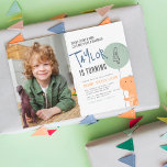 Papier Budget Boys Dinosaur Thème Anniversaire Photo<br><div class="desc">Une invitation à la fête d'anniversaire à petit prix avec un dinosaure dessiné à la main tenant un ballon. À l'intérieur du ballon, il y a l'âge du garçon d'anniversaire. Le texte invitation est pivoté et aligné à gauche pour une mise en page amusante. Le haut de l'invitation dit :...</div>