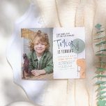 Papier Budget Boys Dinosaur Thème Anniversaire Photo<br><div class="desc">Une invitation à la fête d'anniversaire à petit prix avec un dinosaure dessiné à la main tenant un ballon. À l'intérieur du ballon, il y a l'âge du garçon d'anniversaire. Le texte invitation est pivoté et aligné à gauche pour une mise en page amusante. Le haut de l'invitation dit :...</div>