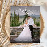Papier Budget Chic Calligraphie 2 Photo Mariage Merci<br><div class="desc">Budget Moderne Main Lettered Script 2 Photo Mariage Merci personnalisé abordable faible budget carte THIN. Le modèle de carte de remerciements mariage moderne élégant avec une photo verticale complète sur l'avant avec le texte superposé "Merci" dans une police de caractères manuscrite tourbillonnant de typographie ou de script de calligraphie avec...</div>