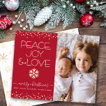Papier Budget Christmas Photo Red Gold Peace Love Card<br><div class="desc">"Paix, joie et amour." Une illustration amusante, ludique, fausse feuille d'or au champagne et blanc flocon de neige, des points de confetti en feuille d'or, de la feuille d'or et de la typographie moderne blanche sur un arrière - plan rouge brique, ainsi que la photo personnalisée de votre choix, vous...</div>