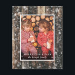 Papier Budget Christmas Wood Photo Holiday Card<br><div class="desc">Budget Christmas Wood Photo Holiday Card présente votre belle photo entourée de bois de grange rustique et en détresse. Salutation dit "MERRY CHRISTMAS" et est personnalisée avec votre nom de famille dans un joli script manuscrit. L'arrière de la carte est revêtu de buffle branché. La carte fait partie d'une collection....</div>