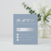 Papier Budget Dusty Blue Argent Calligraphie Mariage RSVP (Debout devant)