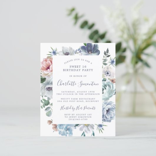 Papier Budget Dusty Blue Floral Sweet 16 Invitation (Debout devant)