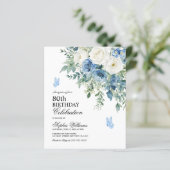 Papier Budget Dusty Blue Flowers 80th Birthday invitation (Debout devant)