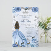 Papier Budget Dusty Blue Silver Floral Princess Sweet 16 (Debout devant)