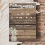 Papier Budget Économisez la date Rustic Farmhouse Invitat<br><div class="desc">Budget 2022 Rustic Farmhouse String Lights and Baby's Breath in a Jar Save the Date Wedding Invitations on Wood arrière - plan - inclut une belle et élégante typographie de script avec la ferme Country Farm Sparkle moderne pour la célébration spéciale de mariage.</div>