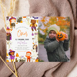 Papier Budget Éffrayant garçon Halloween fête d'anniversa<br><div class="desc">Famille Invitation et amis pour un moment de spooktacular avec ces invitations à la fête d'anniversaire d'Halloween mignonnes. Le côté gauche de cet invitation budget est décoré d'une bordure peinte à la main de personnages d'Halloween amusants, il y a des enfants en costumes, chats noirs, chauves-souris, citrouilles souriants, fantômes, squelette...</div>