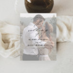 Papier Budget Élégant Script photo mariage Enregistrer la<br><div class="desc">Un mariage photo simple et chic,  enregistrez la carte de date avec des détails élégants de calligraphie script et une superposition de texte classique sur une photo verticale portrait sur le devant. Le dos a une photo pleine saignée. Cliquez sur le bouton Modifier pour customiser cette conception.</div>