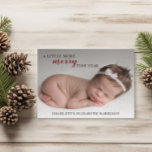 Papier Budget Faire-part de naissance de Noël<br><div class="desc">Annoncez l'arrivée de votre nouveau bébé doux avec ces annonces de naissance de carte de noël. Personnalisez avec 1 photo à l'avant et 3 photos à l'arrière. Inclure tous les détails de naissance de votre bébé au verso de la carte pour une carte de vacances vraiment personnalisée. Visitez ma collection...</div>
