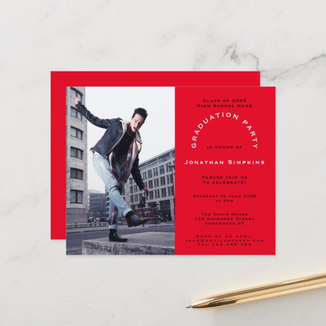 Papier Budget Grad Photo Red Graduation Party Invitation (Devant/Arrière en situation)