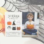 Papier Budget Halloween Amis Moderne Garçon Photo Anniver<br><div class="desc">Ce design moderne présente le nom du garçon d'anniversaire en grandes lettres majuscules dans l'une de mes polices décoratives préférées, en dessous, son âge apparaît dans la typographie de script mignon. En dessous, au milieu de la carte, il y a 6 amis d'Halloween : un citrouille, un vampire, un casquette...</div>