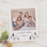 Papier Budget Joli Arbres de Noël Salutation photo vacanc<br><div class="desc">Remplacez par votre photo à l'intérieur de la frontière des arbres de Noël et envoyez à vos amis et à votre famille des voeux les plus chaleureux, des fêtes heureuses, un Noël très joyeux, une nouvelle année heureuse, ou tout autre salut ! Cette conception simple et économique comprend une photo...</div>