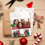Papier Budget Merry & Bright 3 Photo Collage Noël<br><div class="desc">🌟 Capturez l'essence de la joie avec notre carte de vacances minimaliste "Joyeux et lumineux" typographie budget. Une typographie colorée et vibrante en haut et un collage 3 photos ravissant, parfait pour présenter les moments chéris de votre famille. Votre nom de famille s'inscrit élégamment en dessous. Retournez-le pour un design...</div>