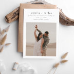 Papier Budget Moderne Boho Style Simple 2 Mariage photo<br><div class="desc">Une faire-part de mariage économique, moderne mais minimaliste avec deux de vos photos fiançailles préférées. Le recto de cette carte présente vos noms et date mariage en typographie noir et blanc classique. La première photo apparaît en dessous. Les cartes retournent à une deuxième photo de votre choix, recouverte d'une couverture...</div>