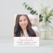 Papier BUDGET Moderne Élégant Pink Script Graduation Phot (Debout devant)