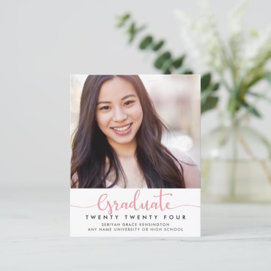 Papier BUDGET Moderne Élégant Pink Script Graduation Phot (Debout devant)