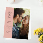 Papier Budget moderne photo et côté Enregistrer la date -<br><div class="desc">** LE PAPIER SATIN EST PAPIER MINCE. METTEZ À NIVEAU LE PAPIER POUR UN PAPIER PLUS ÉPAISSE. A UNE OPTION POUR ENVELOPPES. *** Économisez de l'argent sur les invitations avec cette petite invitation qui a une option pour les enveloppes. Préparez vos invités pour l'extraordinaire mariage avec votre photo moderne et...</div>