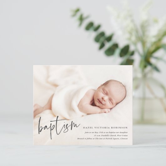 Papier Budget Moderne Script Baptême Invitation (Debout devant)